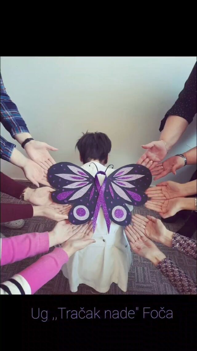 💜Danas je Ljubičasti dan“ ili „Purple day“ Međunarodni dan pružanja podrške osobama oboljelima od epilepsije. 💜Osnovan je 2008. godine na inicijativu djevojčice Megan Kasidi, njenih roditelja i Udruženja za epilepsiju iz Nove Škotske u Kanadi. 💜Obilježava se 26. marta na svim kontinentima i u više od stotinu zemalja svijeta. Proglašen je najuticajnijim međunarodnim danom koji ima svrhu podizanja nivoa svijesti o epilepsiji. 💜Zbog osjećaja usamljenosti i nerazumijevanja, Kasidi koja je tada imala devet godina, izrazila je potrebu da svima govori o epilepsiji i da pokaže kako se ljudi sa epilepsijom ne razlikuju od drugih ljudi. 💜Za obilježavanje dana izabrana je ljubičasta boja lavande koja je internacionalna boja epilepsije. Ova boja povezana je i sa osjećanjem usamljenosti koji se učestalo javlja kao posledica društvene stigmatizacije i izolacije osoba oboljelih od epilepsije. 💜Danas u svijetu od epilepsije boluje oko 50 miliona ljudi. #tracaknadefoca #PurpleDay #ljubicastidan #epilepsyday #dan_podrske_osobama_sa_epilepsijom