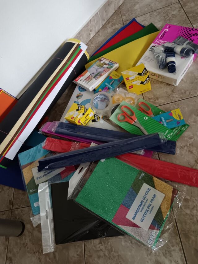Prijateljica našeg Udruženja gospođa @vrasevic71 Vesna Rašević 💜 kao i mnogo puta do sada donirala nam je materijal za kreativne i edukativne radionice. Materijal ćemo iskoristiti za pripremu kreativnih radova u susret Danu porodica. Zahvaljujemo se od srca❤ #tracaknadefoca