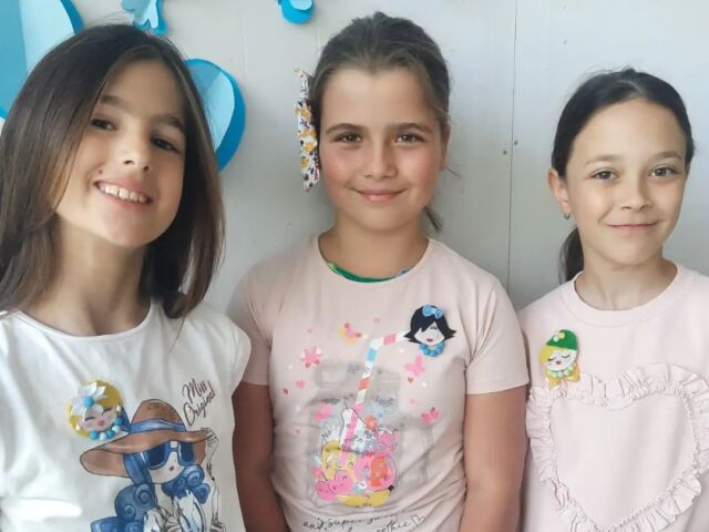 Ovo su Anastasija, Maša i Sara, naše drage sugrađanke, umjetnice i kreativne duše.💜💜💜 Možete ih sresti u našem gradu i na njihovom štandu pronaći divne narukvice i ogrlice, koje vrijedno izrađuju. Danas smo imali čast da ih ugostimo, a one su pokazale svoju humanost i veliko srce, tako što su od dijela zarade Tračkovce počastili slatkišima,grickalicama i pažljivo odabranim školskim priborom. Maladost koja obećava i uliva nadu u bolje sutra🌞🍀❤ #tracsknadefoca #humanostnadijelu