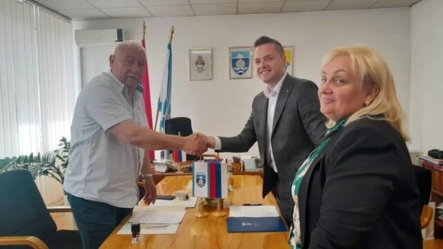 Начелник Општине Фоча Милан Вукадиновић потписао је данас Уговор са директором фочанског предузећа "Техноградња" Савом Миловановићем, за санацију некадашњег објекта вртића "Чика Јова Змај". Радове вриједне 50.000 КМ финансира Општина Фоча. Рок за завршетак санације је 35 дана, а објекат ће служити за потребе Удружења дјеце са посебним потребама "Трачак наде" Фоча које до сада није имало своје просторије. Удружење ће користити двије трећине објекта, а остатак је предвиђен за Центар за ментално здравље Дома здравља Фоча. Извор: RTVIS