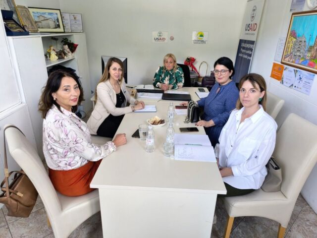 Tokom protekle sedmice održan je produktivan sastanak sa CSR Foča. Analizirali smo konkretne slučajeve i dogovorili šta su čije obaveze kako bismo postigli rezultate na terenu. Usaglasili smo se koliko je važno razvijati međusektorsku saradnju, a sve u ciljem ostvarivanja najboljeg interesa osoba sa poteškoćama u razvoju odnoso osoba u stanju socijalne potrebe u lokalnoj zajednici. #tracaknadefoca #centarzasocijalniradfoca