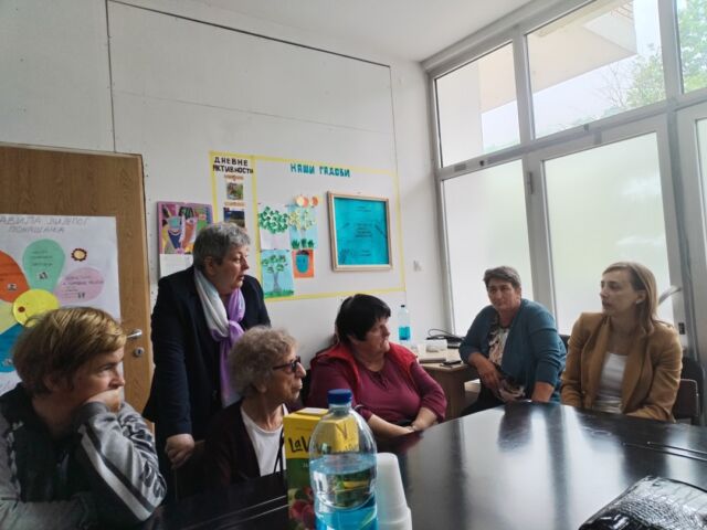 Porodica je osnovna socijalna grupa u društvu od koje zavisi razvoj čovjeka. Moderno vrijeme u kojem trenutno živimo donekle utiče i na porodične vrednosti. Osim što je podrška u emocijalnom smislu, porodica je ta koja pruža snagu, razumijevanje i uzajamnu podršku. Svaka porodica je jedinstvena i sasvim je sigurno da bi je svaki pojedinac drugačije opisao. U okviru projekta “Invaliditet nije prepreka za život” u maju mjesecu održana su predavanja na temu Porodična grupna konferencija (PGK) sa ciljem da se porodicama u krizi predstavi inovativan način na koji mogu da rješavaju eventualne probleme vaninstitucionalno. @irissnetwork #tracaknadefoca #fundedbytheeu #irisnetwork