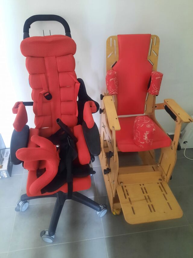 S obzirom na to da u Centru nemamo korisnike koji bi koristili ove prilagođene stolice, a ukoliko poznajete nekog kome su iste potrebne, molimo da se javite na brojeve telefona: 058-211-072 i 066-412-192. #tracaknadefoca